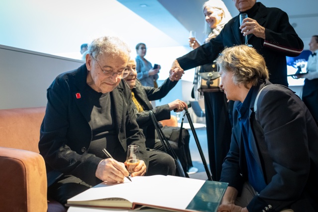 Ryszard Horowitz składa autografy w albumie swoich prac podczas wernisażu w Galerii Poziom 4. Filharmonii im. Mieczysława Karłowicza. Fot. Sebastian Wołosz [Filharmonia w Szczecinie] Ryszard Horowitz obchodzi 85. urodziny w Szczecinie [ZDJĘCIA]