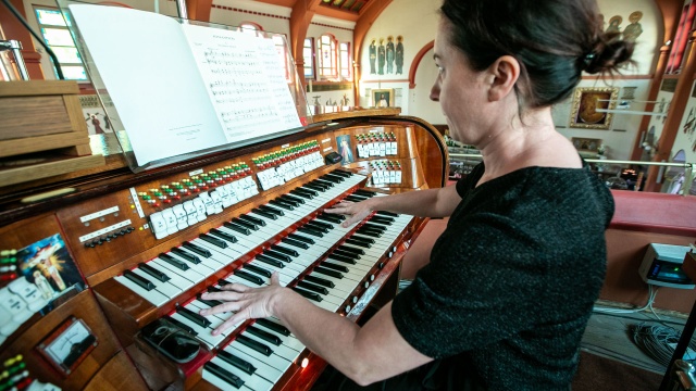 Katarzyna Ganczarska gra na organach Barnima Grüneberga opus 754 w Sanktuarium pw. Najświętszego Serca Pana Jezusa w Szczecinie. Fot. Weronika Łyczywek [Radio Szczecin] Artyści Festiwalu Grünebergowskiego wystąpili w hołdzie dzieciom – ofiarom wojen [ZDJĘCIA]