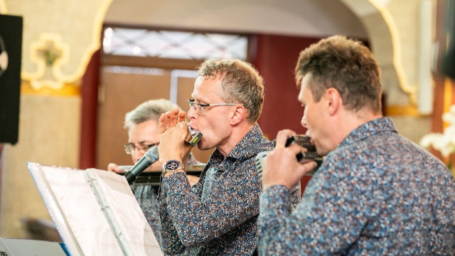 Trio Harmonijek Ustnych „Animato”: Piotr Bieliński – harmonijka akordowa (od lewej), Marek Jaroszyński – harmonijka chromatyczna, Piotr Włodarczyk – harmonijka basowa. Fot. Weronika Łyczywek [Radio Szczecin] Artyści Festiwalu Grünebergowskiego wystąpili w hołdzie dzieciom – ofiarom wojen [ZDJĘCIA]