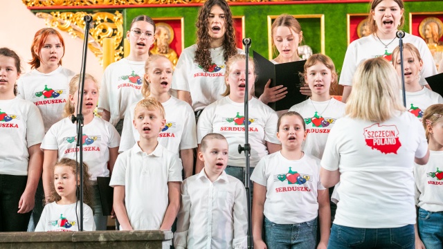 Chór Dziecięco-Młodzieżowy „Serduszka” Sanktuarium pw. Najświętszego Serca Pana Jezusa w Szczecinie pod dyrekcją Aleksandry Kołeckiej. Fot. Weronika Łyczywek [Radio Szczecin] Artyści Festiwalu Grünebergowskiego wystąpili w hołdzie dzieciom – ofiarom wojen [ZDJĘCIA]