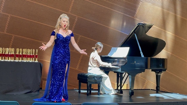 Weronika Włodarczyk (mezzosopran) i Lianchua Chi (fortepian) w Walt Disney Concert Hall w Los Angeles na Koncercie Laureatów Międzynarodowego Konkursu Golden Classical Music Awards. Fot. Barbara Włodarczyk Weronika Włodarczyk z Akademii Sztuki w Szczecinie najlepsza w Los Angeles [ZDJĘCIA]
