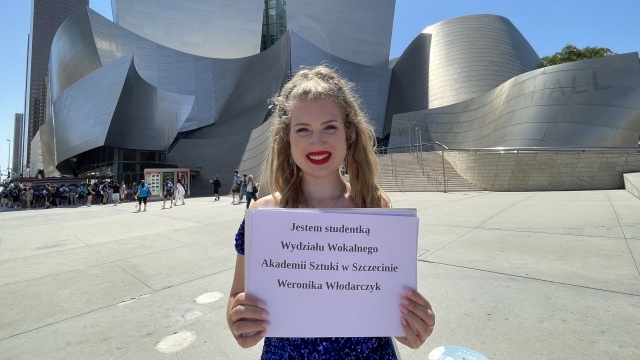 Weronika Włodarczyk – mezosopranistka przed gmachem Walt Disney Concert Hall w Los Angeles. Fot. Barbara Włodarczyk Weronika Włodarczyk z Akademii Sztuki w Szczecinie najlepsza w Los Angeles [ZDJĘCIA]