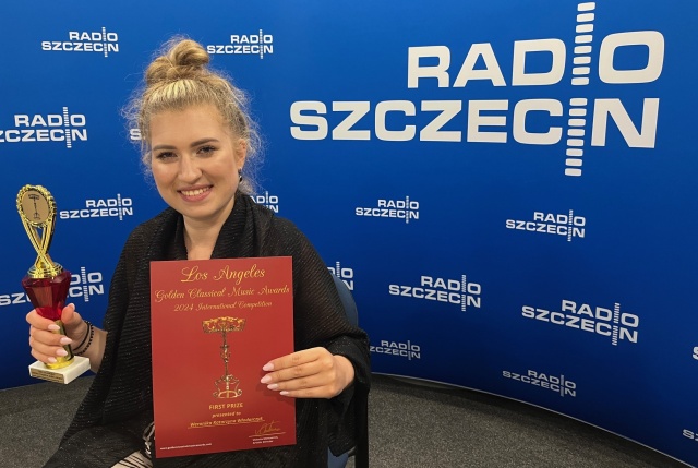 Weronika Włodarczyk – mezzosopranistka przyjechała prosto z lotniska do Radia Szczecin z laurami Międzynarodowego Konkursu Golden Classical Music Awards w Los Angeles. Fot. Dorota Zamolska Weronika Włodarczyk z Akademii Sztuki w Szczecinie najlepsza w Los Angeles [ZDJĘCIA]