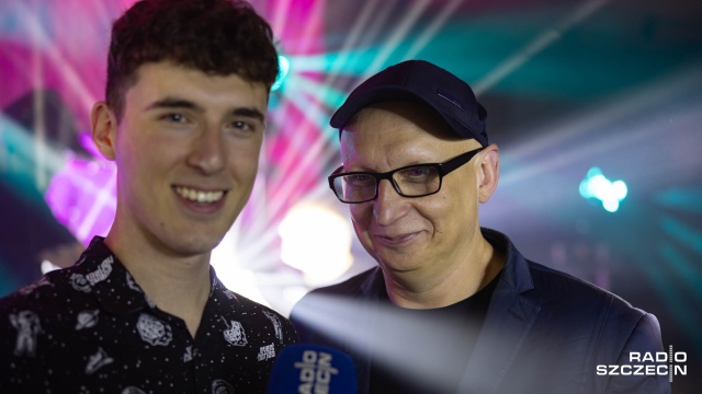 Dj MR. JAZZEK – Jacek Janaszkiewicz (od prawej) z synem Mateuszem Janaszkiewiczem. Fot. Robert Stachnik [Radio Szczecin] Dj MR. JAZZEK zagrał "szalony set" na swoje 50. urodziny [WIDEO, ZDJĘCIA]