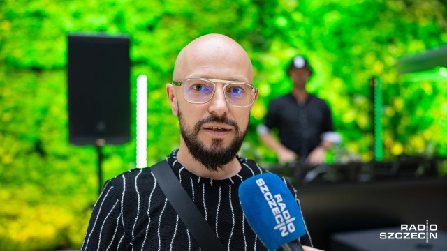 Dj MIQRO – Mirosław Grzybowski udziela wywiadu Dorocie Zamolskiej. Fot. Robert Stachnik [Radio Szczecin] Dj MR. JAZZEK zagrał "szalony set" na swoje 50. urodziny [WIDEO, ZDJĘCIA]