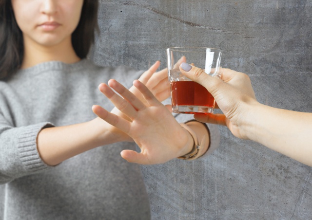 Alkoholizm to jedno z najpoważniejszych wyzwań zdrowia publicznego na świecie, dotykające milionów ludzi i ich rodzin. W ciągłym poszukiwaniu skutecznych metod leczenia tego nałogu, naukowcy i lekarze opracowali innowacyjne podejście, które może zrewolucjonizować proces leczenia alkoholizmu - wszywkę alkoholową Esperal. Ten artykuł przybliża działanie, składniki aktywne, procedurę implantacji, efektywność oraz porównanie tej metody z innymi dostępnymi opcjami terapii. Zanurzając się w świat medycyny i terapii uzależnień, odkrywamy, jak wszywka Esperal staje się ważnym elementem w walce z alkoholizmem, oferując nową nadzieję dla osób dążących do trzeźwego życia.