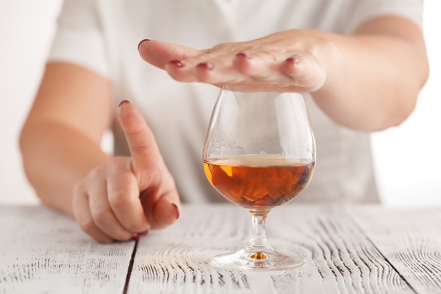 Alkoholizm to jeden z najbardziej niszczących problemów społecznych i zdrowotnych, z jakimi boryka się współczesne społeczeństwo. W Bydgoszczy, podobnie jak w innych miastach Polski, poszukuje się nowatorskich i skutecznych metod leczenia tego uzależnienia. Jedną z najbardziej obiecujących i innowacyjnych opcji jest terapia z użyciem Esperalu, czyli wszywki alkoholowej zawierającej substancję disulfiram. W tym artykule przybliżymy mechanizm działania Esperalu, jego wskazania, proces implantacji, potencjalne skutki uboczne oraz efektywność w leczeniu uzależnienia od alkoholu. Przedstawimy również, jak Esperal Bydgoszcz staje się nadzieją dla wielu osób, dającym realną szansę na odzyskanie kontroli nad swoim życiem i pokonanie nałogu.