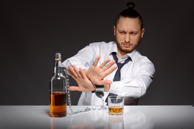 Alkoholizm, będący poważnym problemem zdrowotnym i społecznym, wymaga zastosowania skutecznych metod terapii. W Katowicach, coraz większą popularność zdobywa wszywka alkoholowa Esperal, oferująca innowacyjne podejście do leczenia uzależnienia od alkoholu. Niniejszy artykuł ma na celu przedstawienie wszystkich kluczowych aspektów związanych z tą metodą, począwszy od szczegółowej definicji i działania wszywki, przez omówienie głównego składnika aktywnego - disulfiramu, po wyjaśnienie procesu implantacji wszywki oraz potencjalnych skutków ubocznych. Dodatkowo, zostaną poruszone zagadnienia dotyczące efektywności wszywki w leczeniu uzależnienia oraz jej porównanie z innymi metodami terapii alkoholowej. Artykuł ten ma na celu dostarczenie czytelnikom z Katowic i nie tylko, kompleksowych informacji na temat wszywki Esperal, stanowiącej ważne narzędzie w walce z nałogiem alkoholowym.