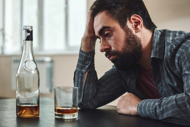 Alkoholizm jest poważnym problemem zdrowia publicznego, który dotyka miliony osób na całym świecie. Jest to choroba przewlekła, która nie tylko wpływa na jednostkę, ale także na jej rodzinę i społeczność. Odtruwanie alkoholowe jest kluczowym elementem procesu leczenia alkoholizmu. To proces medyczny, który pomaga ciału przywrócić równowagę po przyjęciu dużej ilości alkoholu. Odtruwanie alkoholowe jest konieczne, aby usunąć toksyny z organizmu i zapewnić pacjentowi szansę na odzyskanie zdrowia. Jest to niezwykle trudny proces, który zazwyczaj wymaga specjalistycznego wsparcia medycznego i psychologicznego. Odtruwanie alkoholowe Warszawa oferuje różne programy odtruwania, które są dostosowane do indywidualnych potrzeb pacjenta. Samo odtruwanie jest tylko pierwszym krokiem w drodze do trwałej abstynencji. Jest to etap, w którym pacjent musi stawić czoła fizycznym i psychicznym skutkom odstawienia alkoholu. Należy pamiętać, że odtruwanie alkoholowe to nie leczenie alkoholizmu, ale jest niezbędny do rozpoczęcia procesu leczenia.