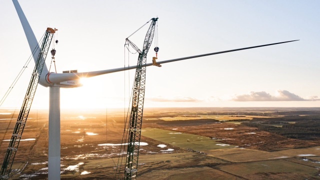 Duńska firma Vestas, która rozpoczęła rozbudowę fabryki na Ostrowie Brdowskim w Szczecinie działa w Polsce już 20 lat. Zatrudnia prawie 800 osób. Tylko w szczecińskim biurze Vestasa pracuje ich 350.