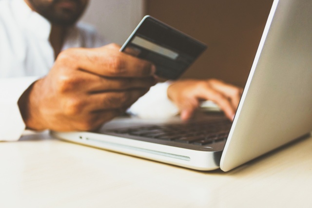 W dzisiejszym świecie e-commerce kluczowym pytaniem dla wielu przedsiębiorców jest jak reklamować sklep online, aby zwiększyć sprzedaż i wyróżnić się na tle konkurencji. Odpowiednie strategie marketingowe mogą znacznie wpłynąć na sukces biznesu w internecie. W tym artykule skupimy się na sprawdzonych metodach promocji sklepu internetowego, które pomogą przyciągnąć więcej klientów i zbudować silną obecność online.