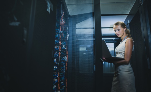 Centra danych stanowią fundament dla funkcjonowania wielu firm. Ale co tak naprawdę odróżnia nowoczesne Data Center od tradycyjnych rozwiązań Kiedy warto skorzystać z usług zewnętrznego centrum danych, a kiedy lepiej zainwestować we własne