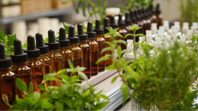 W dzisiejszych czasach, gdy konsument coraz bardziej ceni produkty naturalne i ekologiczne, ekstrakty roślinne zyskują na znaczeniu jako kluczowe składniki w produkcji kosmetyków. Są one wykorzystywane do tworzenia formuł, które są nie tylko skuteczne, ale również bezpieczne dla skóry i środowiska.
