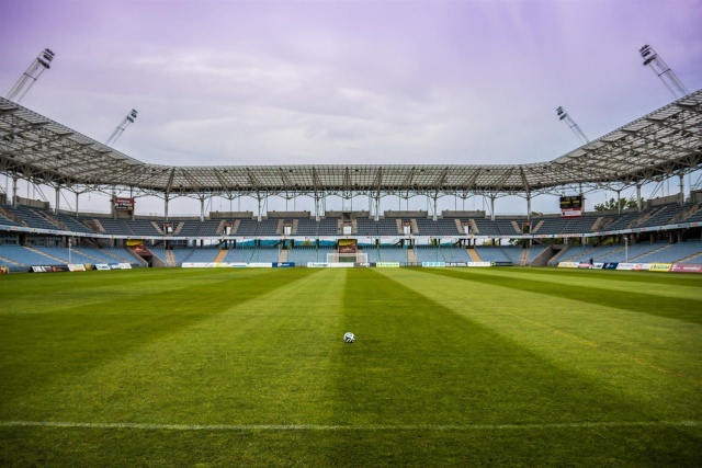 Poznaliśmy już drużyny, które awansowały do półfinałów Pucharu Polski w sezonie 202324. W tej fazie zmagań pozostały trzy zespoły z Ekstraklasy: Pogoń Szczecin, Jagiellonia Białystok, Piast Gliwice oraz jedna z 1. ligi: Wisła Kraków.