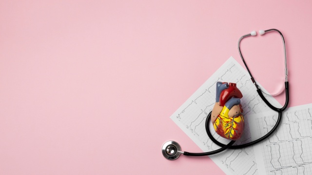 Czy wiesz, że hipercholesterolemia jest jedną z najpowszechniejszych przypadłości zdrowotnych w Polsce Przypadłość ta, charakteryzująca się podwyższonym poziomem cholesterolu we krwi, może prowadzić do poważnych powikłań, takich jak choroby serca czy udar mózgu. Dlatego niezwykle istotne jest zrozumienie przyczyn, objawów i skutecznego leczenia hipercholesterolemii.