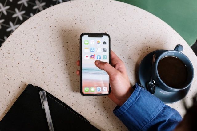 Właśnie wyciągnąłeś z pudełka swój nowy smartfon. Ale co dalej Zanim zaczniesz w pełni korzystać z jego rozszerzonych funkcji, warto zaopatrzyć się w niezbędne wyposażenie. Dzięki odpowiednim akcesoriom Twój sprzęt będzie służył Ci przez długi czas.