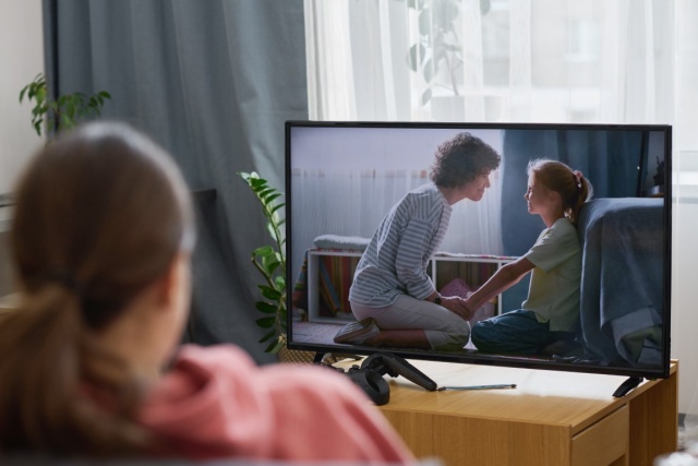 Wraz z postępem technologicznym w branży telewizyjnej pojawiły się innowacyjne rozwiązania poprawiające jakość obrazu, a jednym z najbardziej znaczących jest HDR, czyli High Dynamic Range. HDR to technologia, która umożliwia wyświetlanie obrazów o znacznie większej gamie jasności, głębi kolorów oraz kontrastu w zestawieniu z tradycyjnymi standardami telewizyjnymi.