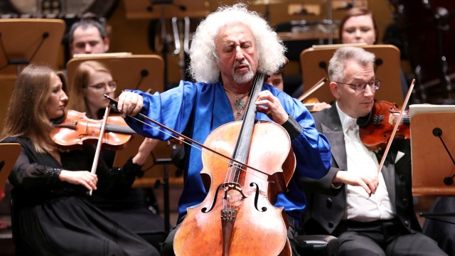 Pięciokrotnie wyróżniony Nagrodą Record Academy w Tokio, trzykrotnie Echo Deutscher Schallplattenpreis, Grand Prix du Disque w Paryżu i Diapason d039Or oraz prestiżowymi nominacjami do nagrody Grammy.