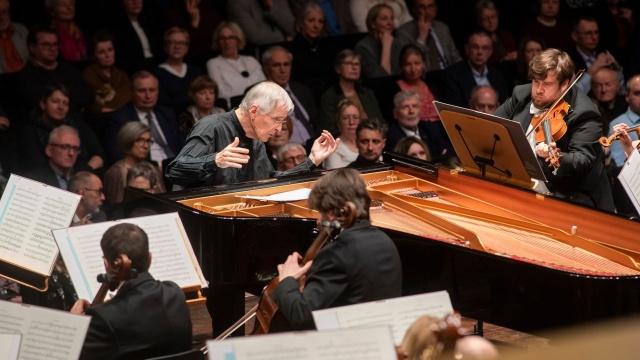 Powstał w 1945 roku. Dzięki współpracy z wieloma wybitnymi dyrygentami osiągnął bardzo wysoki poziom artystyczny. Narodowe Forum Muzyki Filharmonii Wrocławskiej - jeden z czołowych zespołów symfonicznych w Europie wystąpił wczoraj, 19 kwietnia 2024 w Złotej Sali Filharmonii w Szczecinie.