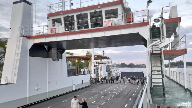 Wyłączony od niemal roku z eksploatacji dla mieszkańców Świnoujścia, prom Karsibór, wczorajszej nocy miał pełen pokład. Tym razem nie pasażerów, a zwiedzających, którzy w ramach Europejskiej Nocy Muzeów mogli zobaczyć serce promu i wejść na mostek kapitański.