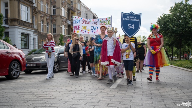 Dzieci opanowały miasto - z lekkim wyprzedzeniem uczniowie Szkoły Podstawowej nr 54 w Szczecinie świętowali Dzień Dziecka.