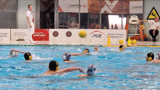Piłkarze wodni Arkonii znakomicie rozpoczęli finały Międzywojewódzkich Mistrzostw Polski Młodzików do lat 13 odbywających się w Szczecinie. Młodzi Arkończycy w pierwszym dniu rywalizacji na basenie Floating Arena zanotowali komplet zwycięstw.