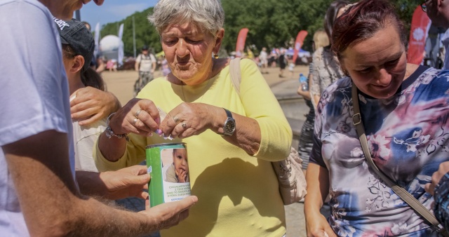 Ponad 11,5 tysiąca złotych - taką kwotą podzielili się w sobotę podczas festynu na Jasnych Błoniach mieszkańcy Szczecina i regionu, aby pomóc Adasiowi Orlikowi.