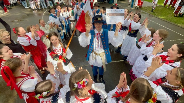 Zespół Pieśni i Tańca Szczecinianie zdobył pierwsze miejsce w XXVI Międzynarodowym Festiwalu Folkloru Dzieci i Młodzieży We were and we039ll still be w Rumunii.