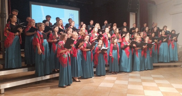 Około czterystu śpiewaków z dziesięciu zespołów stanęło już na dwóch scenach 59. Międzynarodowego Festiwalu Pieśni Chóralnej im. prof. Jana Szyrockiego w Międzyzdrojach. Wczoraj zmagania konkursowe rozpoczął Chór Cantores Graudentes z Grudziądza.