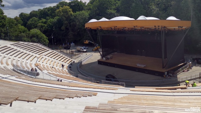 Blisko cztery tysiące miejsc dla widzów i słuchaczy, zadaszona scena i sala kameralna z garderobami dla artystów pod główną sceniczną płytą. Zmodernizowany amfiteatr w Stargardzie zadebiutuje w piątek podczas koncertu otwarcia po zakończeniu wszystkich prac budowlanych, które trwały półtora roku.