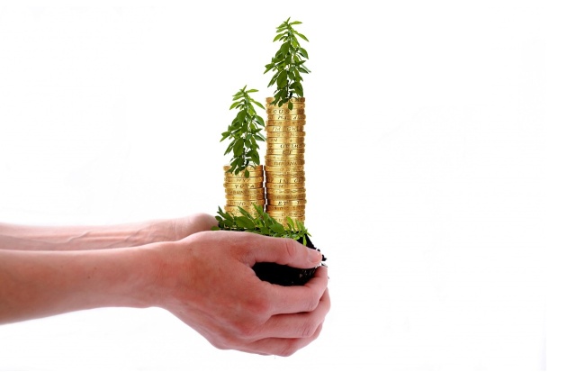 Ostatnie badania pokazują, że coraz więcej osób marzy o osiągnięciu niezależności finansowej, jednak nie wszyscy wiedzą, jak skutecznie do niej dążyć. Niezależność finansowa to cel, który wydaje się być atrakcyjny dla każdego, niezależnie od wieku czy zawodu, a troska o nią powinna stać się priorytetem dla każdego, kto pragnie żyć na własnych warunkach. W naszym artykule przybliżymy Ci, jak rozpocząć swoją drogę do finansowej wolności, podkreślając znaczenie odpowiedniego planowania, budowania źródeł dochodu pasywnego, efektywnego zarządzania wydatkami, inteligentnych inwestycji oraz roli ubezpieczeń i funduszu awaryjnego w Twojej strategii. Ponadto, zastanowimy się, kiedy możesz uznać, że osiągnąłeś upragnioną niezależność finansową. Nasz artykuł jest przewodnikiem dla każdego, kto pragnie świadomie kształtować swoją przyszłość finansową, oferując praktyczne wskazówki i rozwiązania, które pomogą Ci zbliżyć się do realizacji Twoich marzeń o finansowej niezależności.