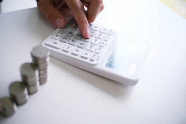 Kredyt konsolidacyjny jest często ostatnią deską ratunku dla firm borykających się z dużymi zobowiązaniami finansowymi. W przypadku przedsiębiorstw, które stają przed koniecznością konsolidacji długów, oprocentowanie takiego kredytu może być kluczowym czynnikiem decydującym o opłacalności całego przedsięwzięcia. Jakie czynniki wpływają na oprocentowanie kredytu konsolidacyjnego dla zadłużonych firm
