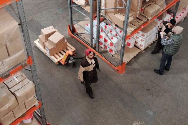 Magazyny stają się kluczowym elementem infrastruktury dla dużych korporacji produkcyjnych, szczególnie w strategicznych lokalizacjach, takich jak Szczecin. Znalezienie odpowiednich hal magazynowych, które spełnią wszystkie oczekiwania biznesowe, może znacząco wpłynąć na efektywność operacyjną firmy. Magazyny w Szczecinie do wynajęcia, odpowiednio dobrane, mogą przynieść znaczące korzyści logistyczne i operacyjne, wpływając pozytywnie na działalność przedsiębiorstwa.