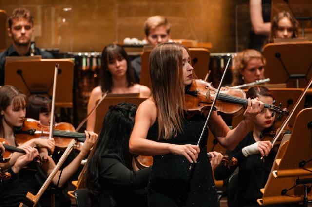 Około osiemdziesięciu instrumentalistów z najdalszych zakątków świata wystąpiło w Złotej Sali Filharmonii w Szczecinie. Młodzież w wieku od 18. do 30. lat uczestniczyła w 12. edycji International Lutosławski Youth Orchestra.