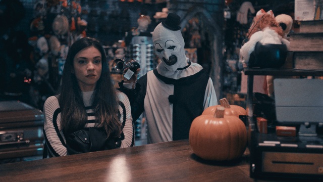 Filmy Halloweenowe, które powodują gęsią skórę, wyrzut adrenaliny, strachu i odrazy. Być może odmienią też wieczorny spacer z psem, czy skłonią cię do spania z zapalonym światłem. Pewne jest jedno, propozycje filmów na Halloween, które obejrzysz w CANAL online na długo zostaną w twojej pozycji. Horror o wyjątkowo niepokojącej relacji z Bogiem czyli Saint Maud, pełen makabry Terrifier 2. Masakra w Święta, prawdziwa historia Teda Bundyego w Podły, Okrutny i Zły, psychodeliczna podróż do domu w wykonaniu Joaquina Phoenixa w Bo się boi oraz mieszanka horroru i komedii, czyli fajny film na Halloween w postaci Horror Story.