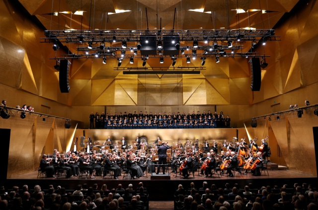 Około dwustu artystów na scenie - Chór Politechniki Morskiej w Szczecinie i Orkiestra Symfoniczna Filharmonii im. Mieczysława Karłowicza. W Złotej Sali zabrzmiały: Carol Symphony Victora Hely-Hutchinsona, Dziadek do orzechów Piotra Czajkowskiego i pieśni świąteczne Johna Williamsa z filmu Kevin sam w domu.
