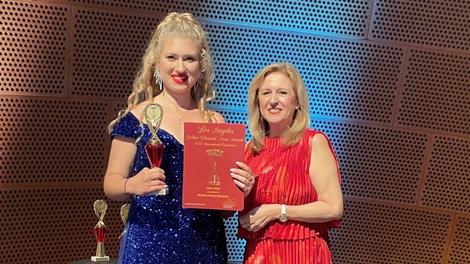 Weronika Włodarczyk – mezosopranistka przyjęła laury Międzynarodowego Konkursu Golden Classical Music Awards w Los Angeles z rąk Victorii Montserrat – dyrektor artystycznej Konkursu. Fot. Barbara Włodarczyk