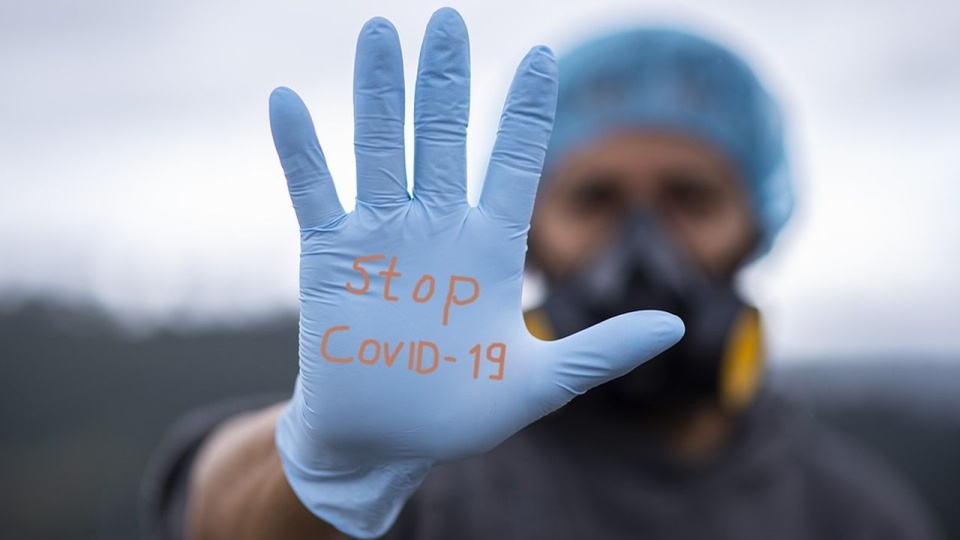 Od początku roku na COVID-19 w Polsce zachorowało ponad milion osób. źródło: https://pixabay.com/pl/5073811/fernandozhiminaicel/CC0 - domena publiczna