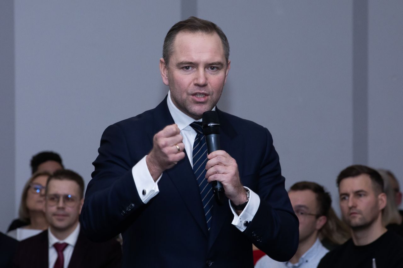 Opiekunka pana Jerzego podważa narrację Karola Nawrockiego w sprawie opieki i przejęcia mieszkania. Anna Kanigowska w ramach pracy w Polskim Komitecie Pomocy Społecznej zajmowała się panem Jerzym od wiosny 2022 roku do wiosny 2023 roku. Z własnej kieszeni płaciła za leki dla osiemdziesięciolatka.