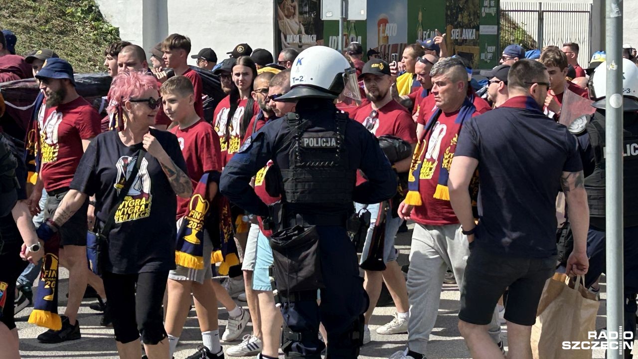 Minister sportu i turystyki Sławomir Nitras zwrócił się do szefa MSWiA Tomasza Siemoniaka z prośbą o raport w sprawie agresywnego zachowania wobec kibiców Pogoni Szczecin podczas finałowego meczu o piłkarski Puchar Polski.