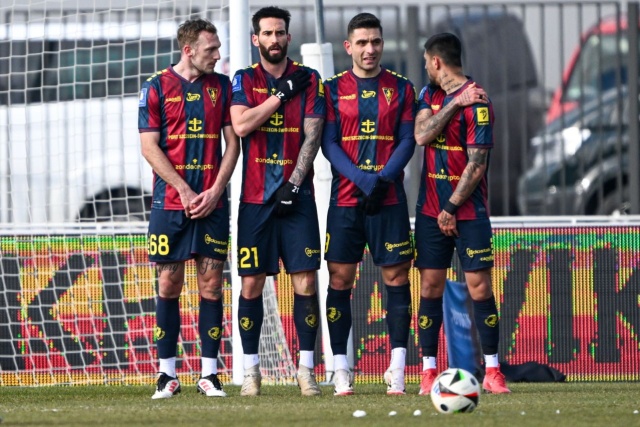 Piłkarze Pogoni Szczecin (od lewej): Danijel Loncar, Joao Gamboa, Efthymis Koulouris, Leo Borges. Fot. PAP/Darek Delmanowicz Pogoń wygrała w Mielcu i zbliża się do lidera. Świetna passa trwa [WIDEO, ZDJĘCIA]