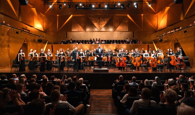 International Lutosławski Youth Orchestra 2024 pod dyrekcją Przemysława Neumanna w Złotej Sali Filharmonii w Szczecinie. Fot. Kamila Kozioł Zagraj w International Lutosławski Youth Orchestra [ZDJĘCIA]