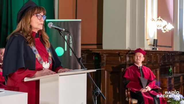 Dr hab. Mirosława Jarmołowicz, prof. AS – rektor Akademii Sztuki w Szczecinie otwiera uroczystość nadania tytułu doktora honoris causa prof. Mariuszowi Kwietniowi. Fot. Robert Stachnik [Radio Szczecin] Mariusz Kwiecień z tytułem doktora honoris causa Akademii Sztuki w Szczecinie [WIDEO, ZDJĘCIA]