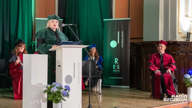 Dr hab. Joanna Tylkowska-Drożdż, prof. AS – dziekan Wydziału Wokalnego Akademii Sztuki w Szczecinie wygłasza laudację. Fot. Robert Stachnik [Radio Szczecin] Mariusz Kwiecień z tytułem doktora honoris causa Akademii Sztuki w Szczecinie [WIDEO, ZDJĘCIA]