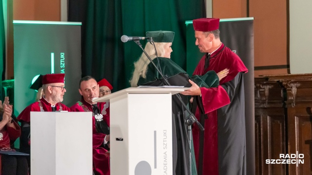 Prof. dr Mariusz Kwiecień dziękuje dr hab. Joannie Tylkowskiej Drożdż, prof. AS – dziekan Wydziału Wokalnego Akademii Sztuki w Szczecinie za wygłoszenie laudacji. Fot. Robert Stachnik [Radio Szczecin] Mariusz Kwiecień z tytułem doktora honoris causa Akademii Sztuki w Szczecinie [WIDEO, ZDJĘCIA]