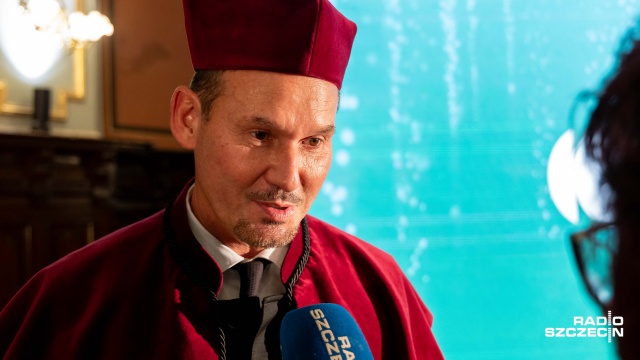 Prof. dr Mariusz Kwiecień – baryton udziela wywiadu Dorocie Zamolskiej. Fot. Robert Stachnik [Radio Szczecin] Mariusz Kwiecień z tytułem doktora honoris causa Akademii Sztuki w Szczecinie [WIDEO, ZDJĘCIA]