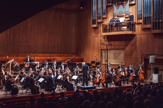 Orkiestra Symfoniczna Uniwersytetu Muzycznego Fryderyka Chopina w Warszawie. Fot. Mateusz Żaboklicki Krzysztof Wierciński i Rafał Janiak z Orkiestrą UMFC w Złotej Sali Filharmonii