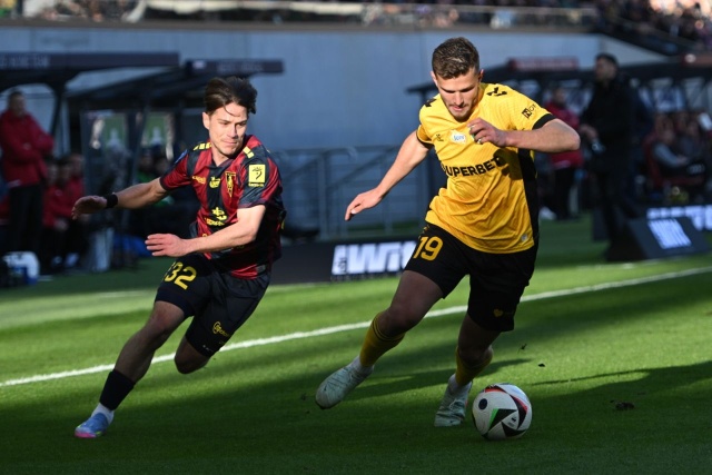 Na zdj. od lewej: Leonardo Koutris (Pogoń) i Filip Szymczak (GKS). Fot. PAP/Marcin Bielecki Pogoń gromi GKS, "Kulu" z hat-trickiem [SKRÓT MECZU, ZDJĘCIA]