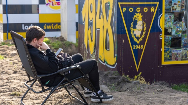 Fot. Robert Stachnik [Radio Szczecin] Kilkanaście godzin w kolejce i spanie pod gołym niebem. Powód: bilety na finał Pucharu Polski [WIDEO, ZDJĘCIA]