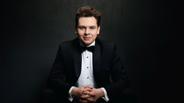 Zwycięzca wielu prestiżowych konkursów pianistycznych, m.in. Międzynarodowych: im. Ignacego Jana Paderewskiego i Arthur Rubinstein in memoriam. 25-letni Mateusz Krzyżowski - półfinalista 18. Konkursu Chopinowskiego w Warszawie, koncertujący z ogromnym powodzeniem z czołowymi orkiestrami na świecie, wystąpi dziś w Złotej Sali Filharmonii w Szczecinie.